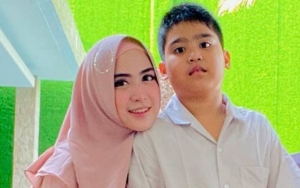 April Jasmine Tahan Tangis Cerita Soal Putra Sulung yang Sudah 5 Bulan Tinggal di Pondok
