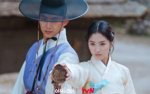 Punya Chemistry Kuat, Begini Keakraban Taecyeon dan Kim Hye Yoon di 'Secret Royal Inspector Joy'