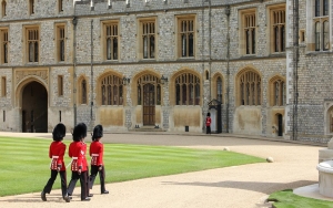 Viral Video Pengawal Ratu Elizabeth II Tabrak Anak Kecil Hingga Jatuh, Siapa yang Salah?