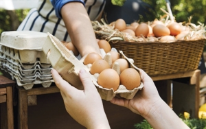 Harga Telur-Minyak 'Terbang' Jelang Tahun Baru, Kemendag Langsung Janjikan Ini