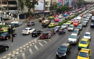 Polisi Thailand Tuai Kecaman Usai 2 Model Berpakaian Seksi Ikut Kampanyekan Keselamatan Berkendara
