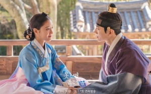 Unik Banget, Begini Cara Junho 2PM Hibur Lee Se Young Saat Nangis di Lokasi Syuting 'The Red Sleeve'