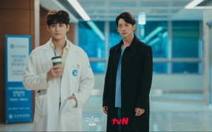 Jadi Dokter Jenius, Rain dan Kim Bum Malah Mainan Alat Medis Saat Syuting 'Ghost Doctor' Bak Bocah