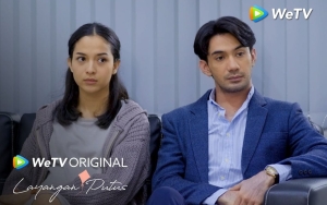 Reza Rahadian Peluk Putri Marino Saat Masih Terbawa Emosi Usai Beradegan Serius di 'Layangan Putus' 