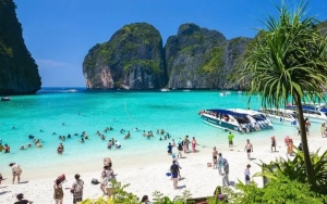 Phuket Peringati Turis Asing Agar Disiplin Patuhi Regulasi COVID-19 di Thailand