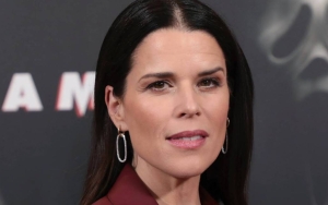 Neve Campbell Beber Cerita Menegangkan Saat Pernah Diserang Beruang