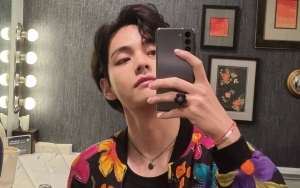 Kenang Momen Naik Kereta Bawah Tanah, Lucunya V BTS Beli dan Cetak Tiket Sendiri