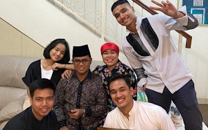 Giliran Frans Faisal Sebar Foto Jadulnya Bersama Keluarga, Ekspresi Fadly Mood Banget