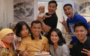 Jadi Idola Baru, Momen Banyak Orang Minta Foto Bareng H. Faisal dan Istri Disorot