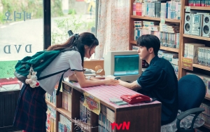 Kim Tae Ri dan Nam Joo Hyuk Pancarkan Getaran Muda di Poster Utama 'Twenty-Five, Twenty-One'
