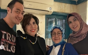 Buktikan Akur, Ferry Irawan Pajang Foto Kecup Manis Sang Calon Ibu Mertua