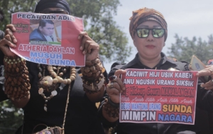 Massa Aliansi Sunda Kembali Gelar Demo Depan DPR Tuntut Pemecatan Arteria Dahlan