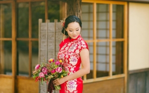 Identik Dengan Warna Merah, Tampil Kece Dalam Balutan Baju Cheongsam Modern Saat Rayakan Imlek