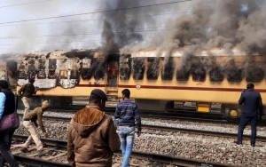 Massa Bakar Gerbong Kereta Hingga Patung PM Buntut Protes Perekrutan Kerja yang Tak Adil di India