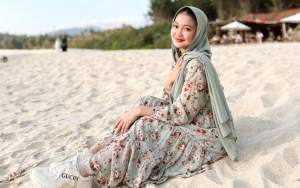 'Bestie' Fuji, 8 Potret Beda Chandrika Chika Cantik Berhijab Ini Bikin Hati Adem