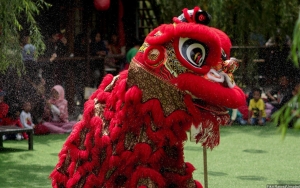 Stasiun Gubeng Hadirkan Atraksi Barongsai Sambut Imlek, Ada Souvenir Spesial Untuk Pelanggan KAI