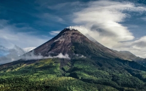 Gunung Merapi Semburkan Guguran Lava Pijar Sejauh 2 Km Hingga 8 Kali