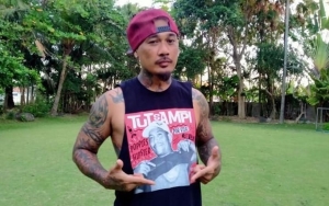 Bikin Haru, Jerinx SID Peluk Sang Ayah yang Jadi Saksi Di Persidangan 