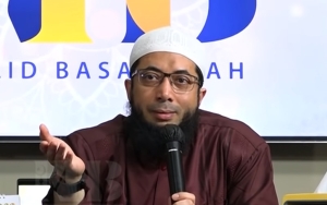 Sebelum 'Wayang Haram', Ustaz Khalid Basalamah Dulu Diisukan Larang Nyanyikan 'Indonesia Raya'