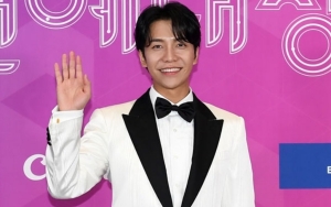 Positif COVID-19, Lee Seung Gi Tenangkan Fans Lewat Potret Uwu