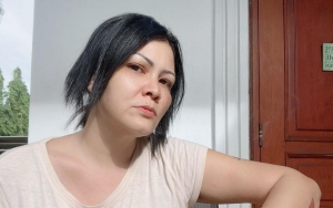 Melanie Subono Meradang Saat Temukan Kardus Donasi Berisi Sampah