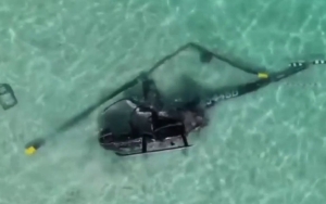 Helikopter Jatuh di Kawasan Pantai Padat Pengunjung, 2 Orang Dilarikan ke Rumah Sakit