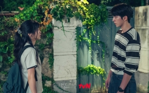 Kim Tae Ri Jatuh Tersungkur Dikejar Nam Joo Hyuk di Lokasi 'Twenty-Five Twenty-One'