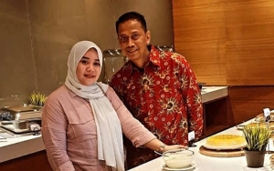 Doddy Tampil Stylish Bantah Komen Kasar ke Haji Faisal-Akun Gosip, Wajah Puput Kok Tegang?