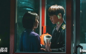 Chae Soo Bin dan Kang Daniel Kepergok Ciuman Hot di 'Rookie Cops' Bikin Histeris