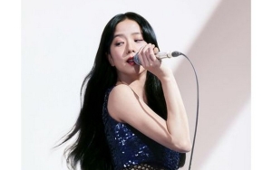 Pakai Dress Mirip Seragam Sekolah, Jisoo Langsung Diserbu Pers dan Fans di Paris Fashion Week