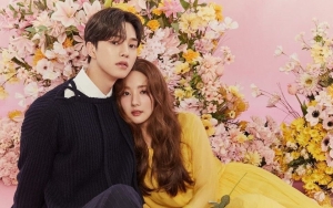 Bukan Park Min Young, Song Kang Peluk Erat Sosok Lain di Lokasi 'Forecasting Love and Weather'