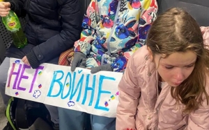 Polisi Moskow Tega Tahan Anak-Anak Pembawa Poster 'Tidak Untuk Perang' di Kedutaan Ukraina