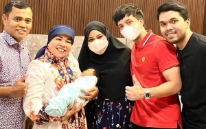 Doa H. Faisal dan Oma Dewi Usai Jenguk Putri Cantik Atta-Aurel, Tatapan Baby Ameena Bikin Salfok