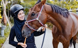 Shireen Sungkar Mulai Ajari Anak Berkuda