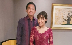 Regi Datau Bongkar 'Aib', Ayu Dewi Salting Disebut Pernah Unggah Foto dengan Caption 'Pretty Wife'