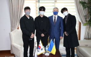 Soohyun, Kiseop dan Hoon U-Kiss Kompak Salurkan Bantuan Donasi ke Ukraina Lewat Kedutaan Besar