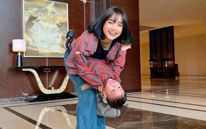 Fuji 'Sibuk' dengan Baby Ameena, Gala Protes Berikan Kode Cemburu