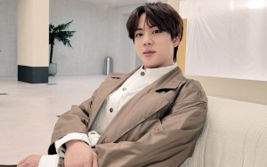 Jin BTS Reka Adegan Ekspresi Penggemar Nonton Konser Akibat Tak Bisa Bersorak, Relate Parah
