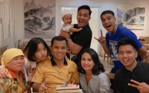 Haji Faisal Mendadak Pamer Foto Bibi Suami Vanessa Angel Bareng Idola, Captionnya Nyesek