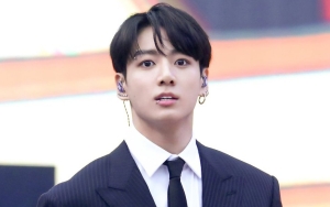 Selfie di Mobil, Jungkook BTS Tetap Uwu Pamer Tindik Bibir