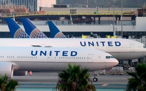 United Airlines Izinkan 2.000 Karyawan yang Tak Vaksin Kembali Bekerja
