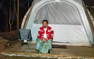 Sarungan Saat Kemah di IKN, Jokowi Ngobrol Bareng Sejumlah Menteri Hingga Tengah Malam