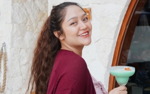 Siti Badriah Melahirkan, Wajah 'Ngintip' Baby Fruity Bikin Penasaran