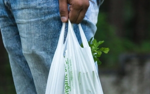 Surabaya Larang Pasar Modern dan Tradisional Gunakan Kantong Plastik, Pelanggar Bisa Kena Sanksi 