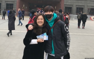 Sempat Kena Omel, Intip 10 Potret Hangat Mark Tuan GOT7 Bersama Sang Ibu