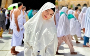 Fuji Tahan Tangis di Depan Ka'bah, Bahagia Bisa Penuhi 'Wasiat' Vanessa Angel