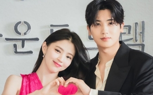 Kecantikan Sempurna Han So Hee di Lokasi 'Soundtrack #1' Bikin Hyungsik Terkagum-Kagum