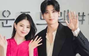 Girang Kerja Bareng, Han So Hee Ngaku Dibuat Nyaman oleh Hyungsik di Lokasi Syuting 'Soundtrack #1'