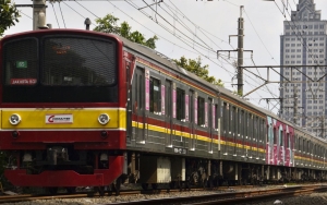 KRL Rute Jatinegara-Cakung Gangguan Listrik, Ini Curhat Penumpang yang 'Menyeberang' ke Kereta Lain