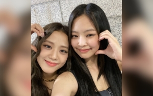 Jennie dan Jisoo BLACKPINK Kembaran Hoodie Tapi Penampilan Beda Banget